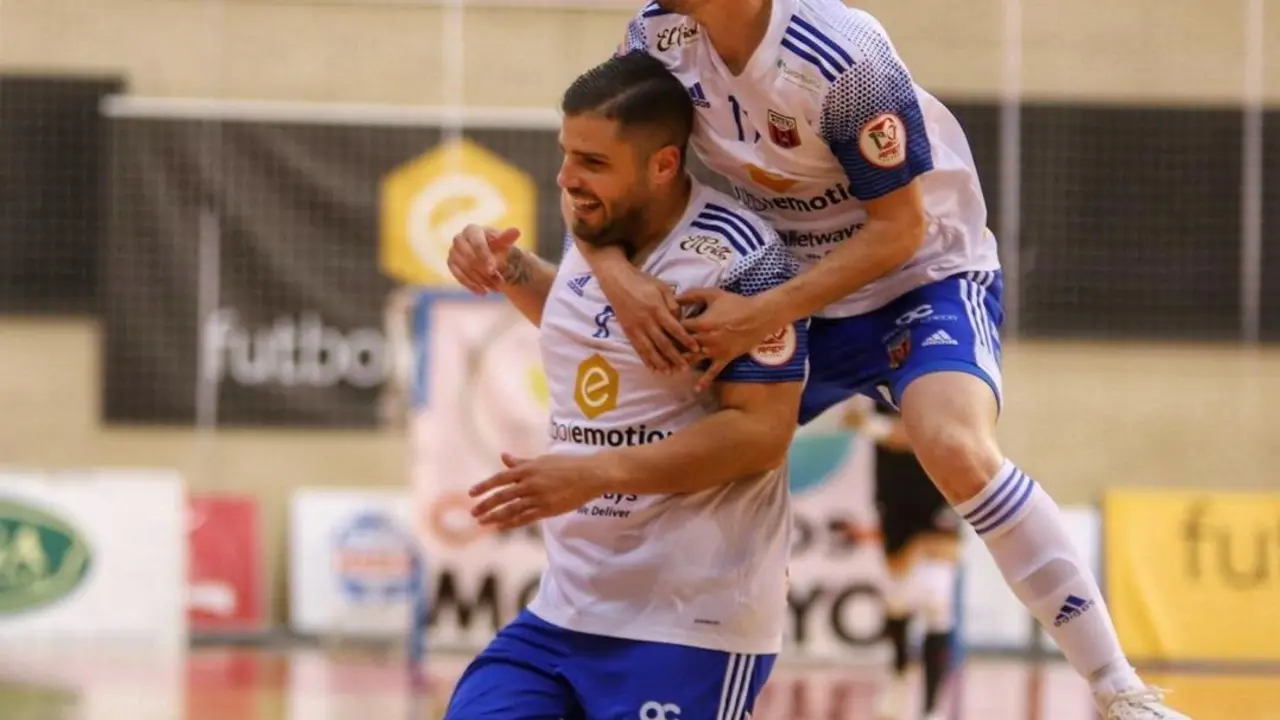 Dian Luka y Juanqui celebran el primer gol. Foto: Jorge Vicioso