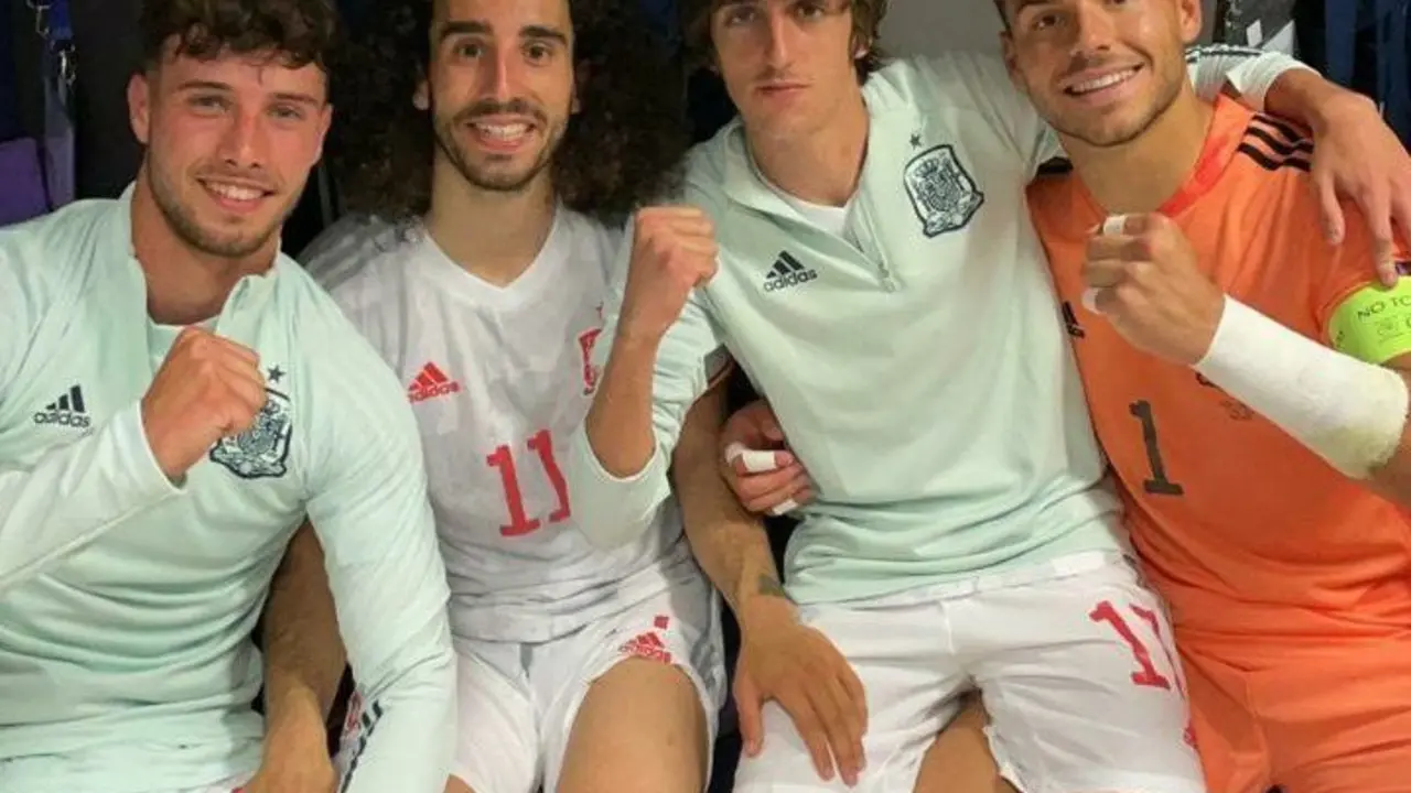 &Aacute;lvaro junto a sus compa&ntilde;eros de la Sub 21. | Foto: SEFutbol