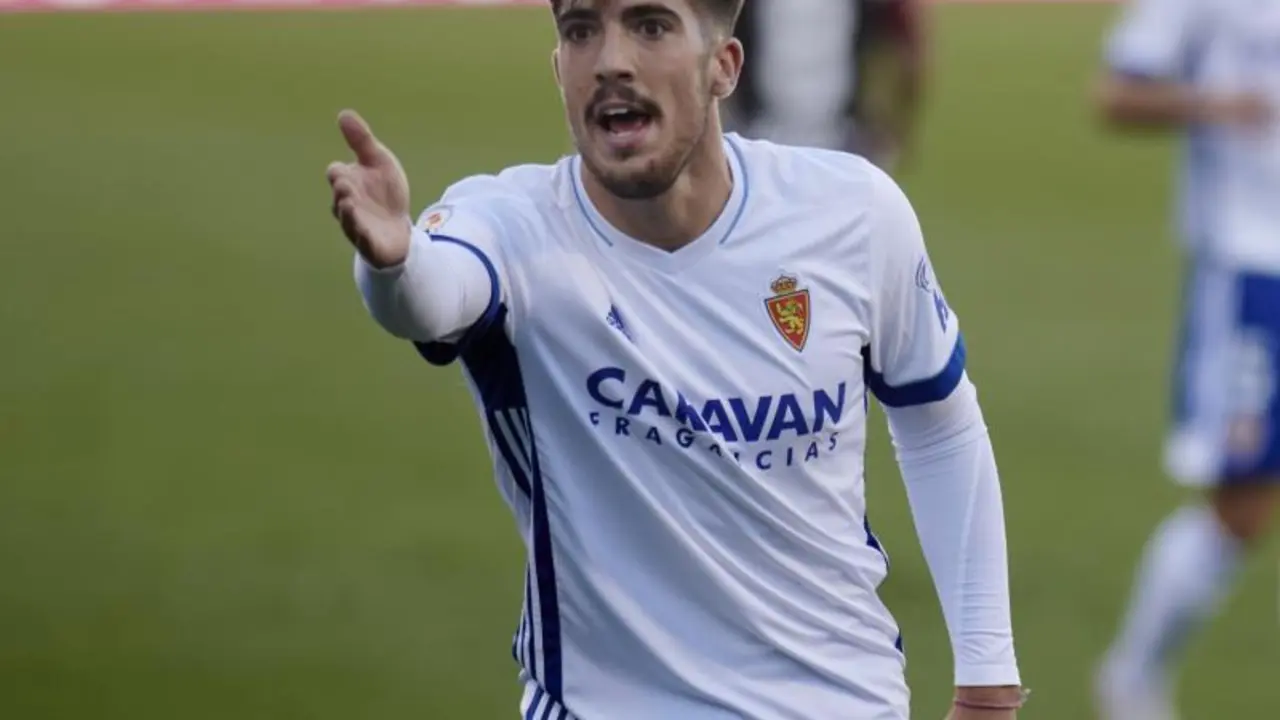 Gaizka Larrazabal con la blanquilla en un partido de La Romareda. Foto: Tino Gil / Real Zaragoza