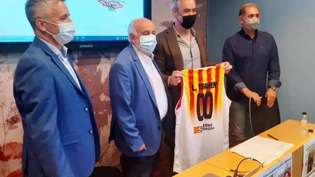 El alcalde de Villan&uacute;a con la camiseta que le regal&oacute; la Federaci&oacute;n. Foto: FAB