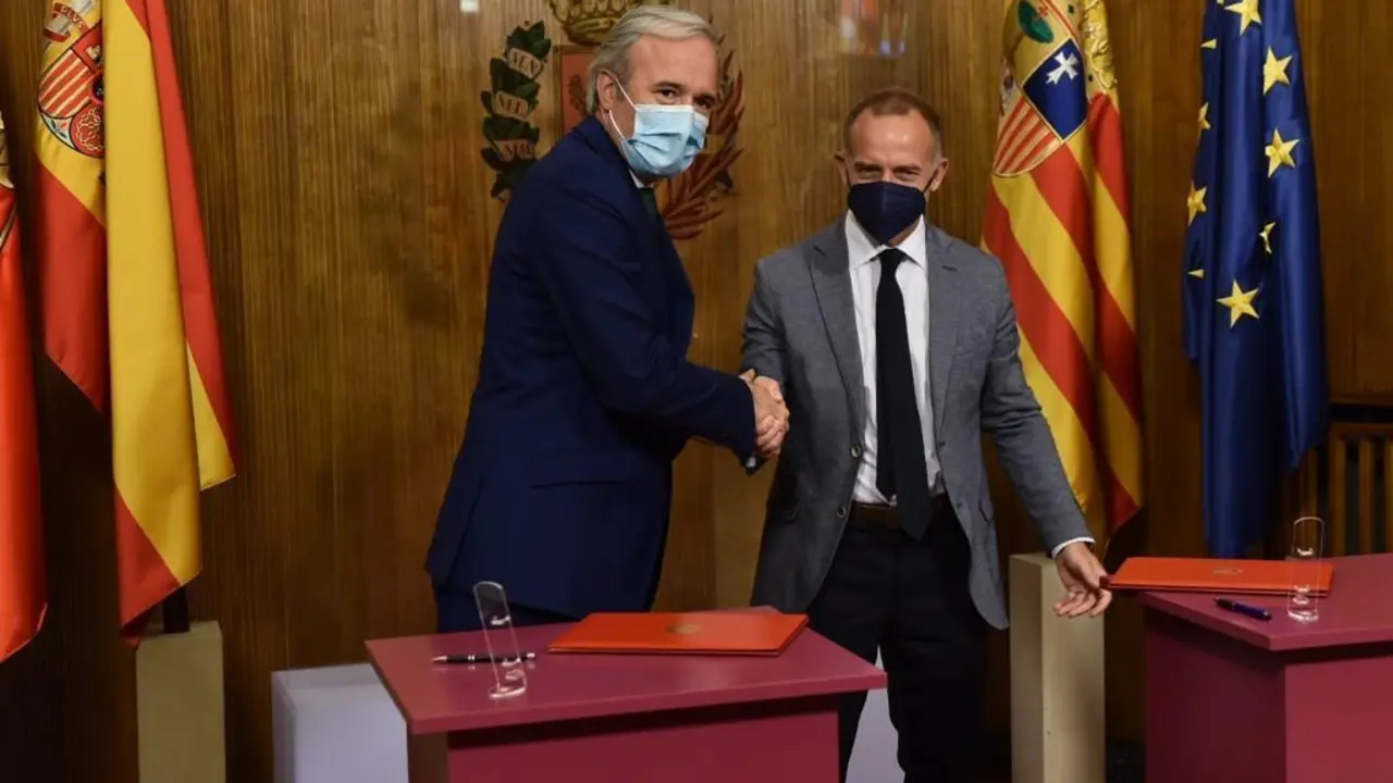 Firma del convenio para el impulso del f&uacute;tbol femenino entre Real Zaragoza y Ayuntamiento. Foto: Ram&oacute;n Comet
