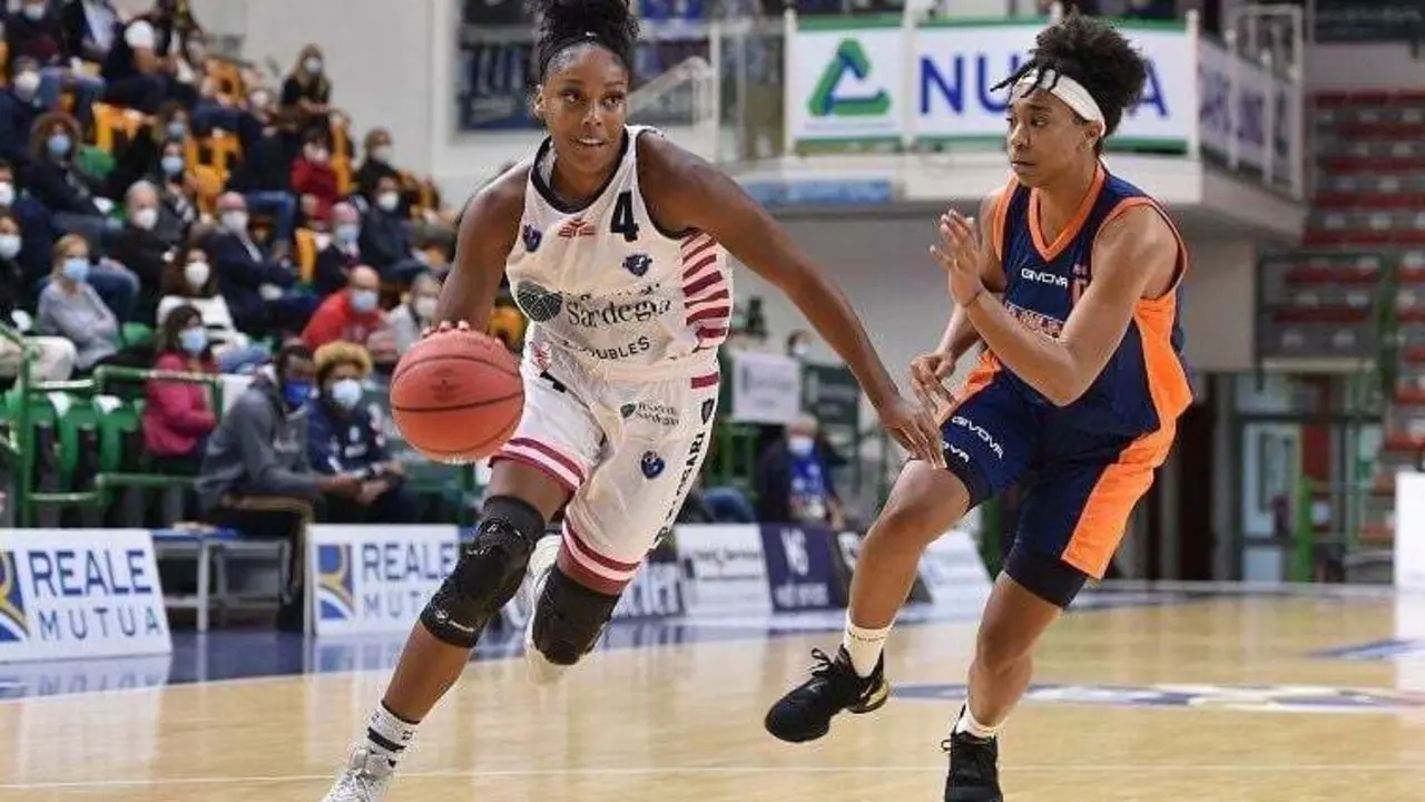 Sierra Lashe Calhoun, en un partido del
Banco di Sardegna Dinamo Sassari 
Foto L.Canu / Ciamillo-Castoria