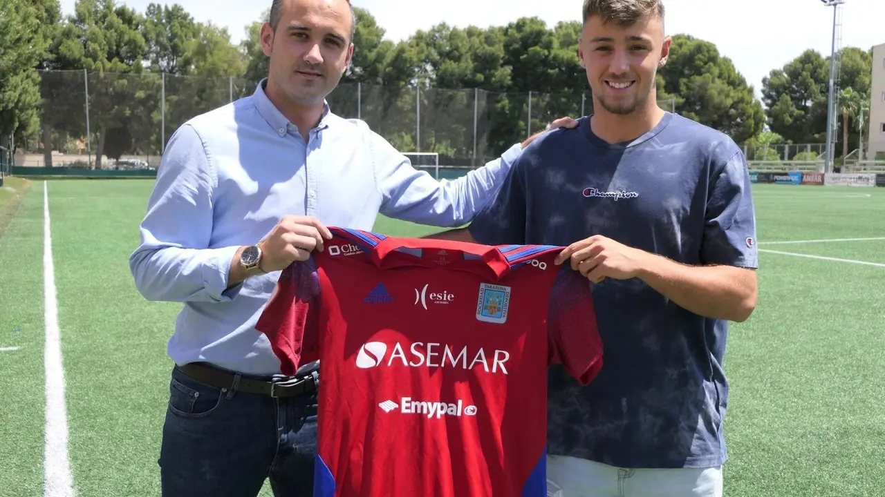 Carlos Az&oacute;n posa junto al director deportivo de la SD Tarazona con la camiseta turiasonense. Foto: SD Tarazona