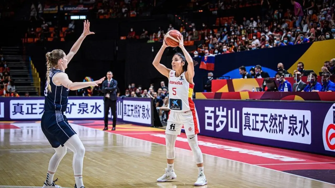 Cristina Ouvi&ntilde;a se dispone a lanzar de lejos. Foto: FIBA