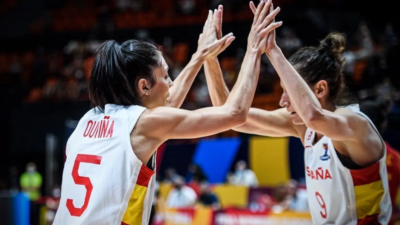 Cristina Ouvi&ntilde;a celebra junto a Laia Palau. Foto: FIBA