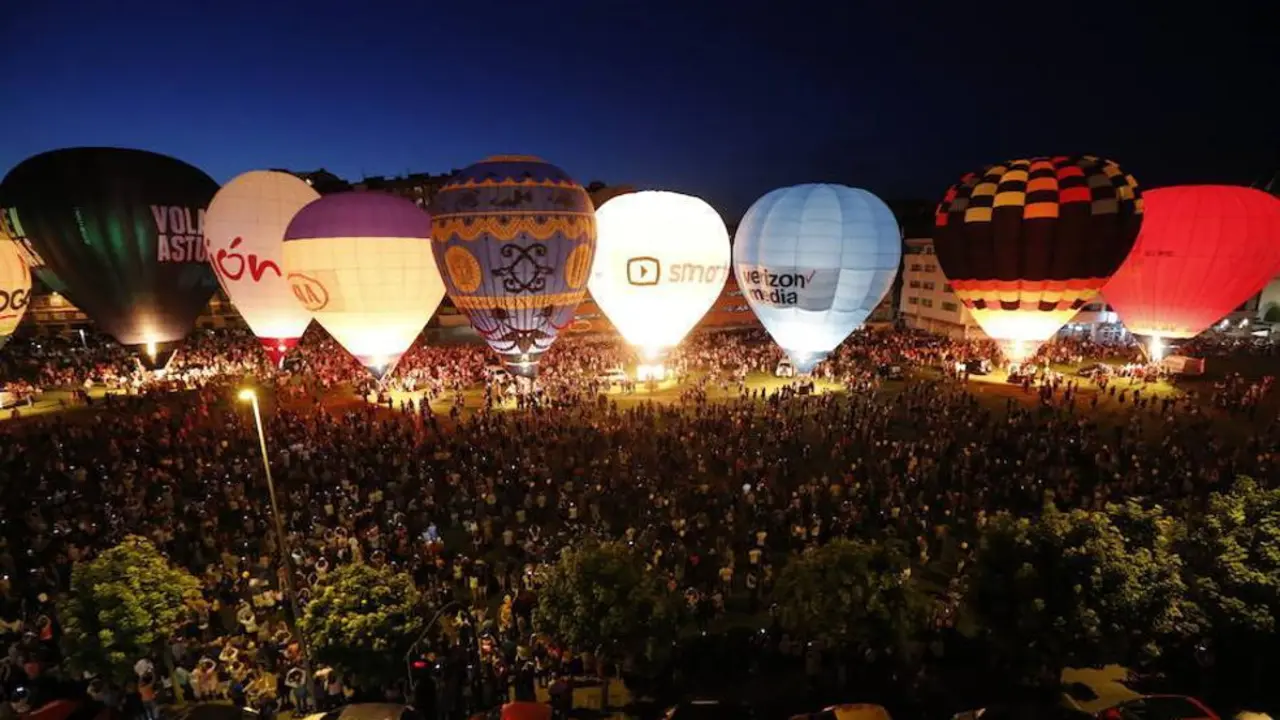 Exposici&oacute;n del Night Glow en Gij&oacute;n. | Foto: El Comercio
