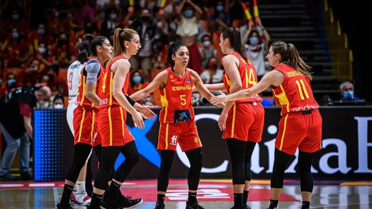 Cristina Ouvi&ntilde;a se dirige a sus compa&ntilde;eras. Foto: FIBA