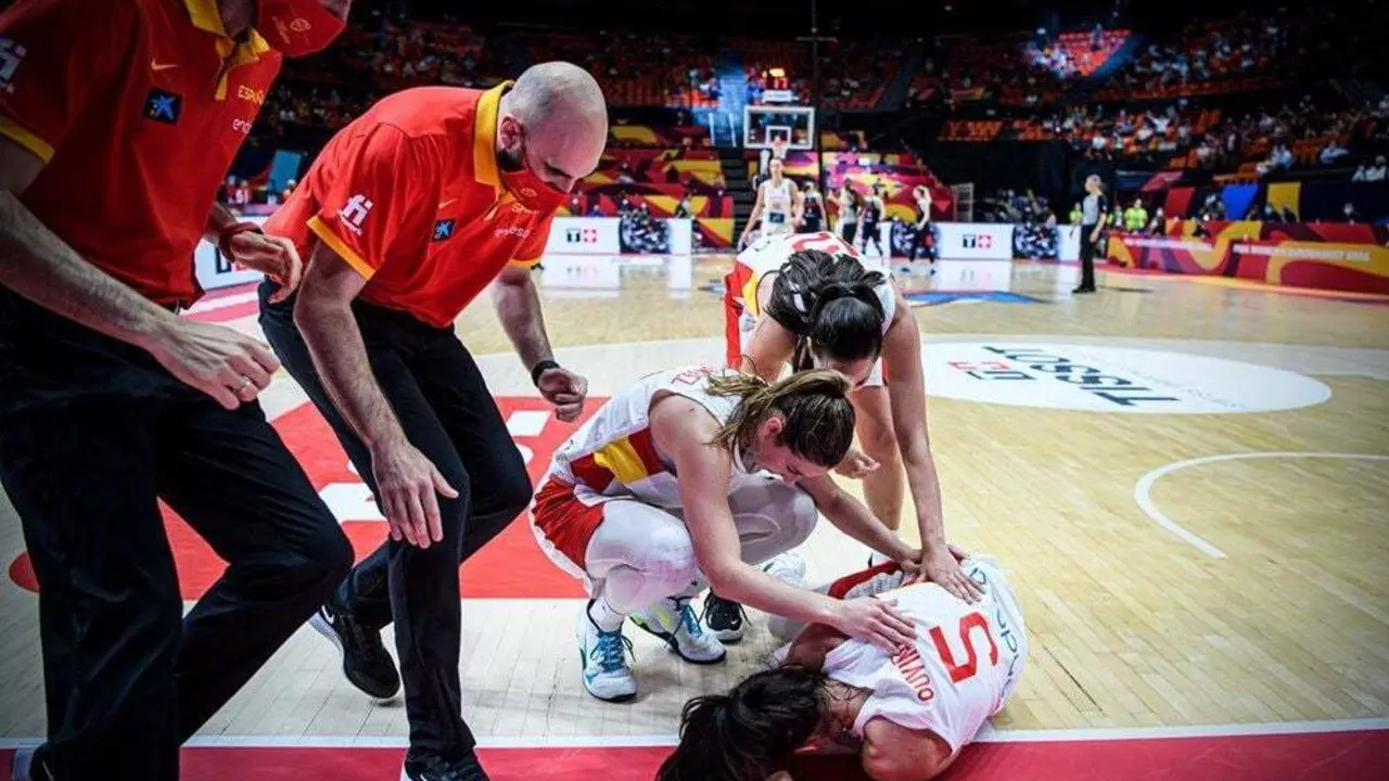 Cristina Ouvi&ntilde;a, tras el duro golpe recibido. Foto: FIBA