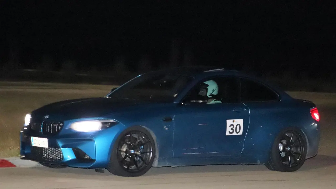 Adolfo Allu&eacute; pilotando su coche en la carrera nocturna de Zuera. Foto: Cedida