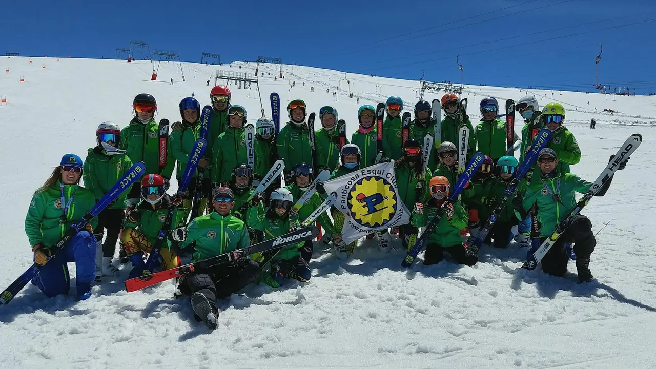Imagen del grupo del Panticosa Esqu&iacute; Club en 'Les 2 Alpes'. Foto: PEC