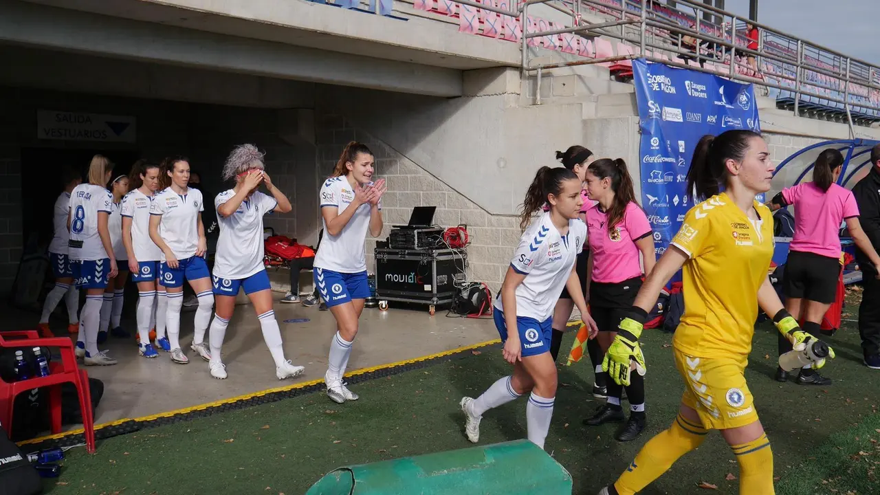 Las jugadoras del Zaragoza CFF saltan al c&eacute;sped del Enrique Porta. Foto: Zaragoza CFF