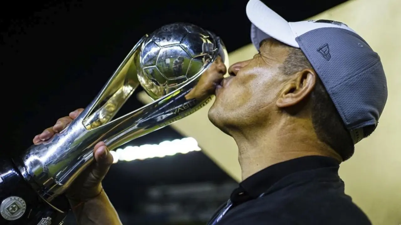 Nacho Ambriz con su copa. | Foto: naciondedeportes