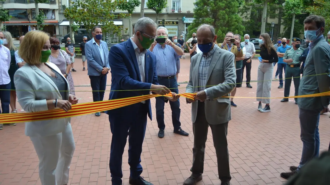El alcalde de Jaca corta la protocolaria cinta para inaugurar la Oficina de Monta&ntilde;a de Jaca, con el presidente de la Fedme, Alberto Ayora. Foto: Sportaragon