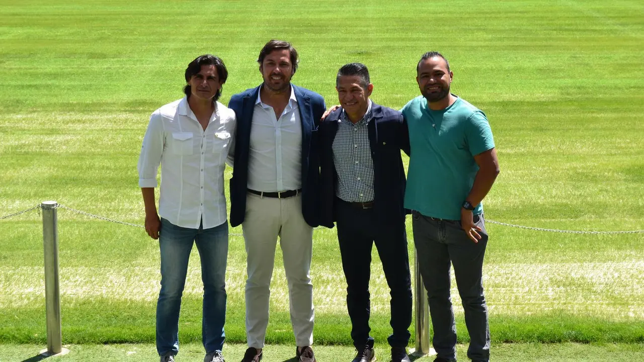 Ambriz, en su presentaci&oacute;n como entrenador de la SD Huesca. Foto: SD Huesca