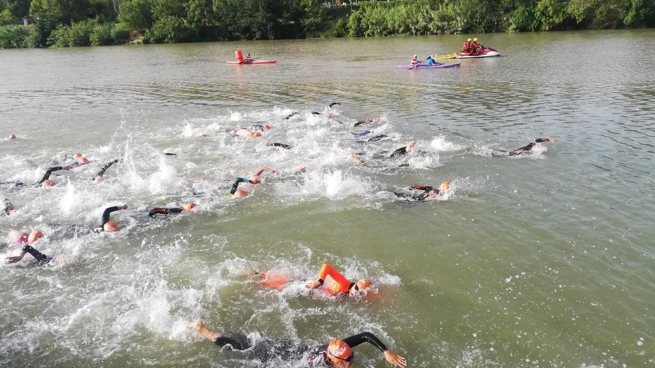 Imagen del segmento de nataci&oacute;n del triatl&oacute;n de Zaragoza. Foto: Fatri