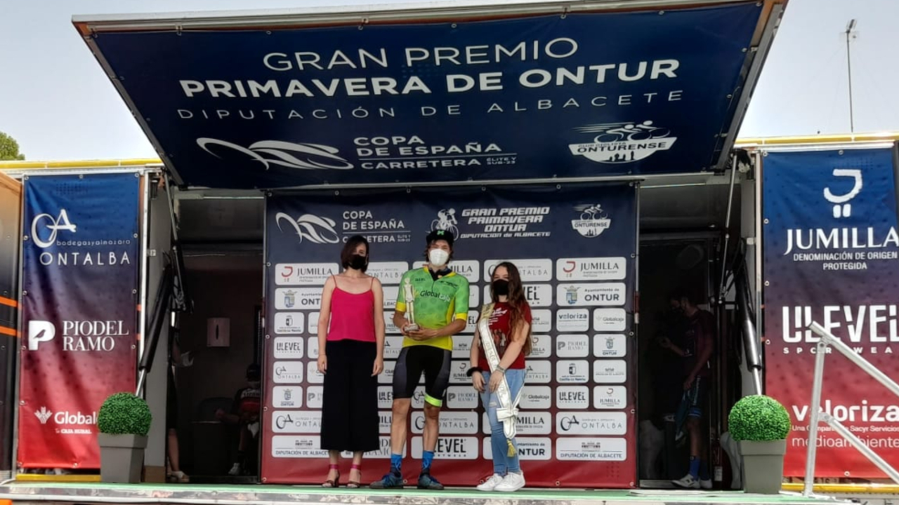 Tob Perry, en el podio que le acredit&oacute; el ganador de la monta&ntilde;a en Ontur. Foto: Cedida