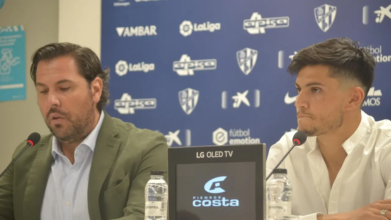 Rub&eacute;n Garc&iacute;a (i) con Cristian Salvador en la presentaci&oacute;n oficial del jugador. Foto: Sportaragon