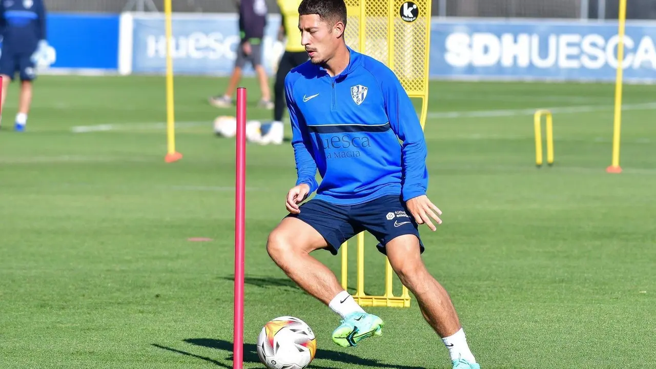 Lombardo en uno de los primeros entrenamientos como azulgrana. | Foto: SD Huesca
