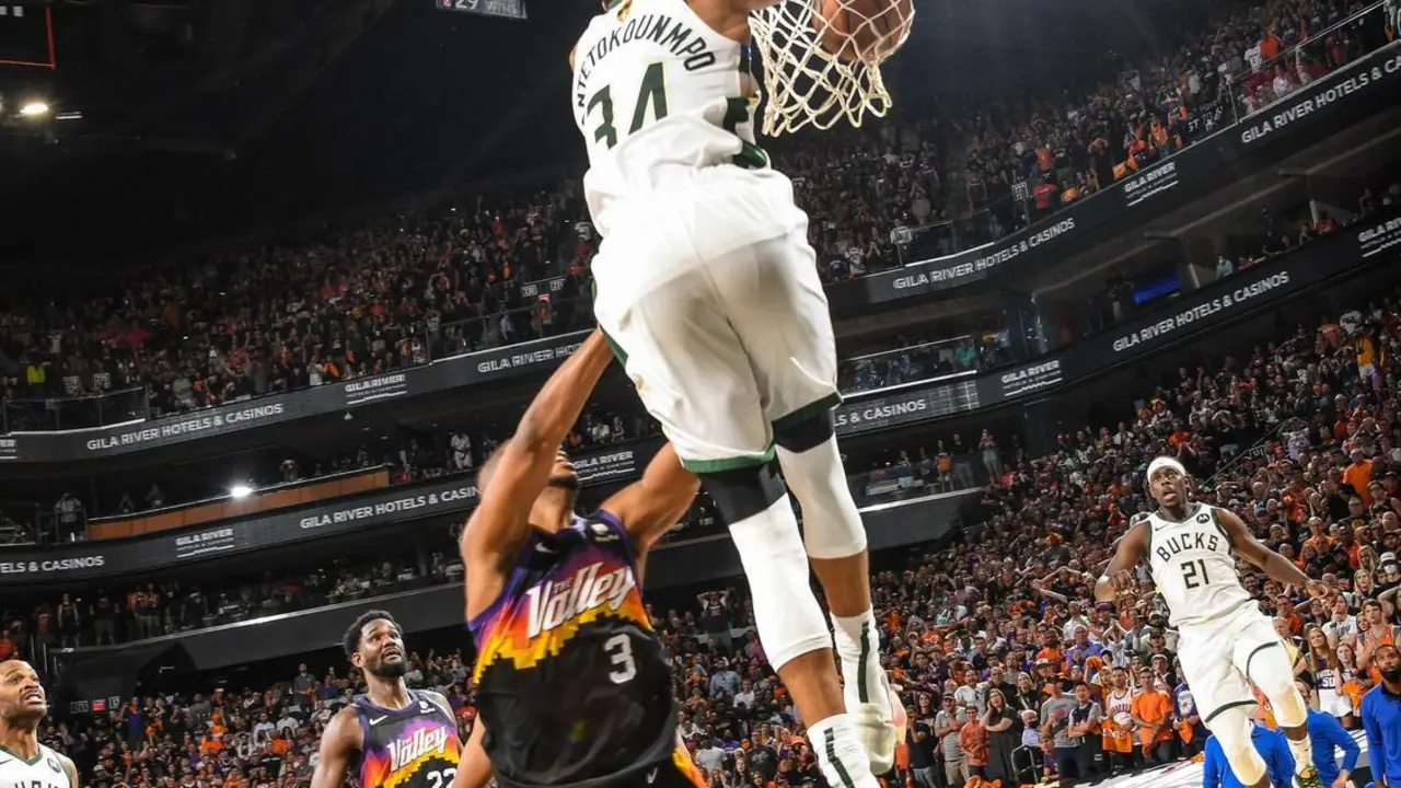 Giannis Antetokounmpo realiza el mate que sell&oacute; el partido tras pase de Holiday. Foto: @Bucks