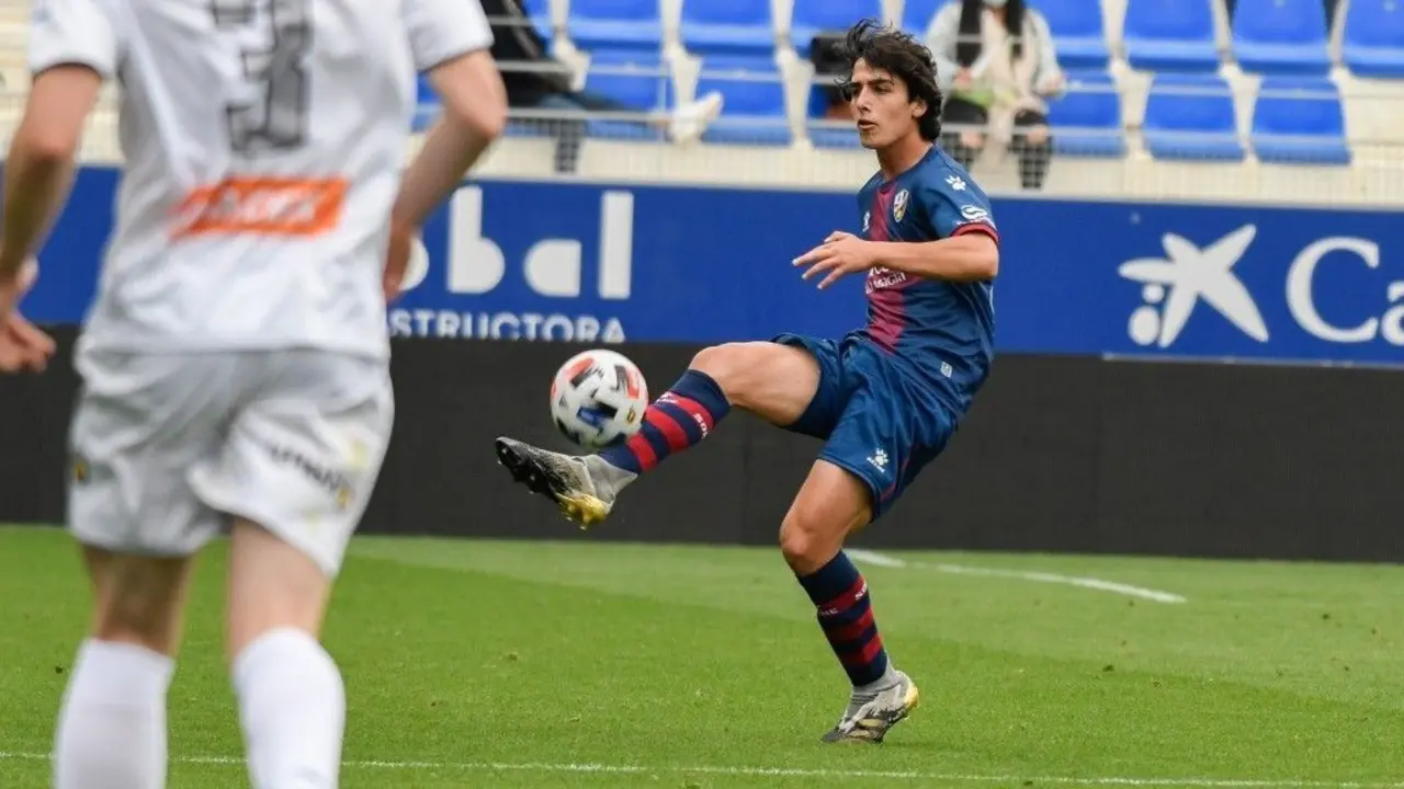 Hugo Anglada con la camiseta azulgrana. | Foto: SD Huesca