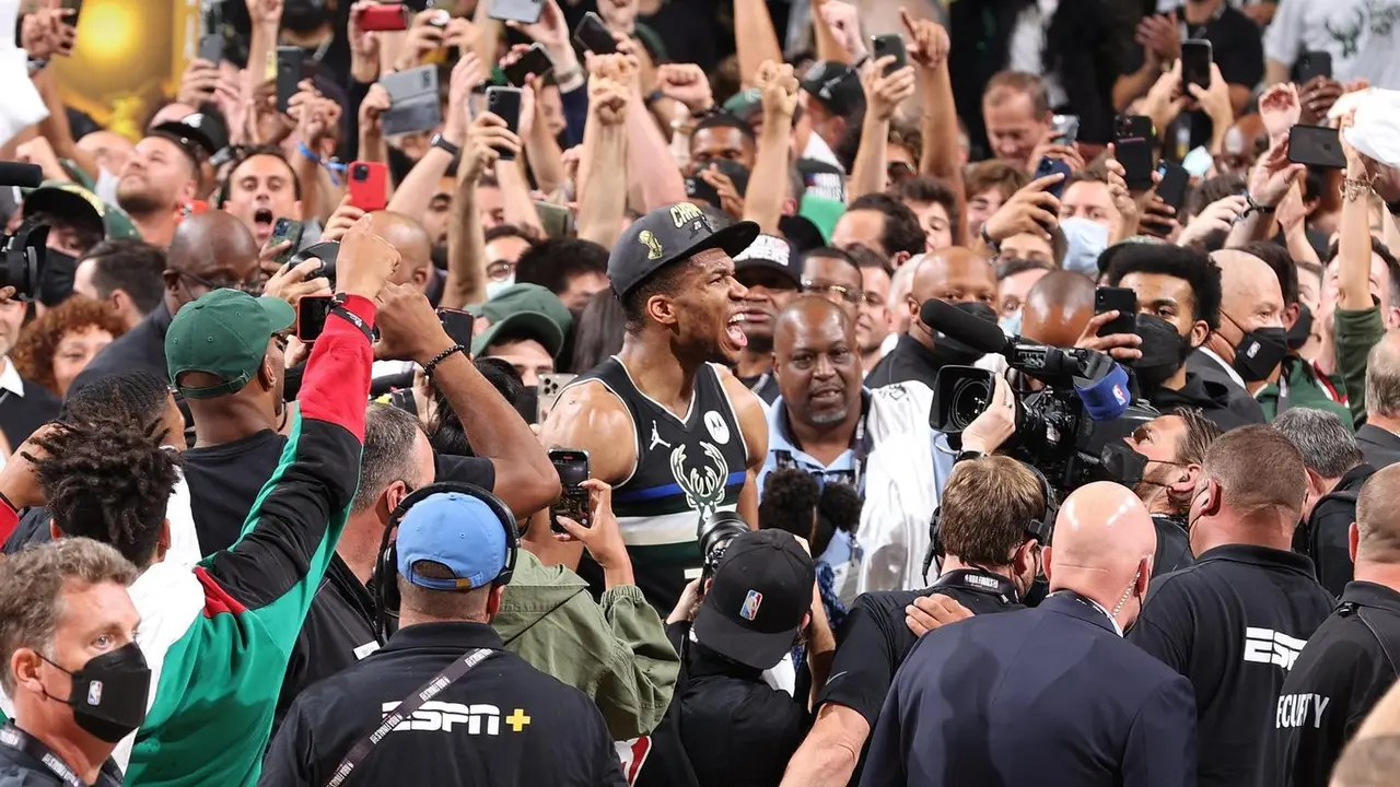 Giannis Antetokounmpo celebra con la gorra de campe&oacute;n. Foto: NBA