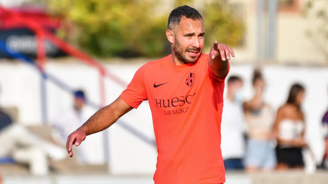 David Ferreiro da &oacute;rdenes a sus compa&ntilde;eros | Foto: SD Huesca
