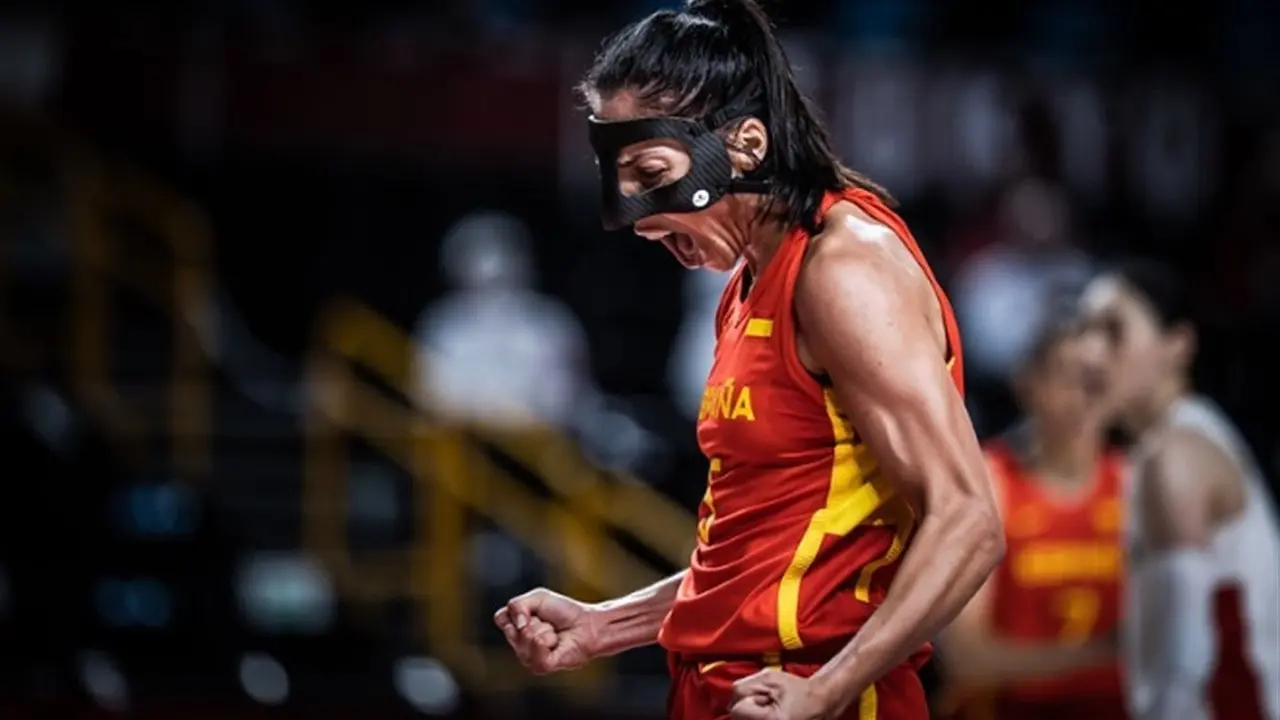 Cristina Ouvi&ntilde;a celebra una acci&oacute;n con Espa&ntilde;a. Foto: FIBA
