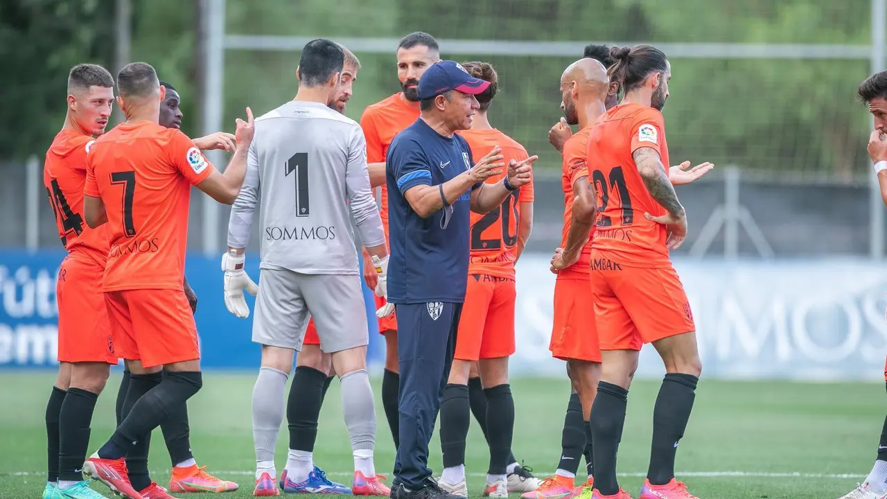Lombardo junto a sus compa&ntilde;eros escuchando las indicaciones de Ambriz. | Foto: SD Huesca