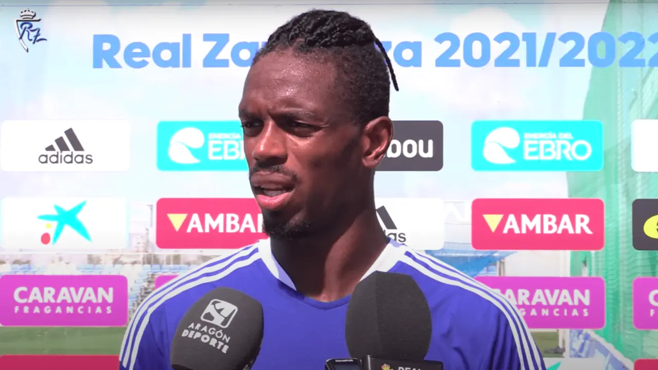 Jair Amador atiende a los medios de comunicaci&oacute;n despu&eacute;s del entrenamiento matinal. Foto: Real Zaragoza