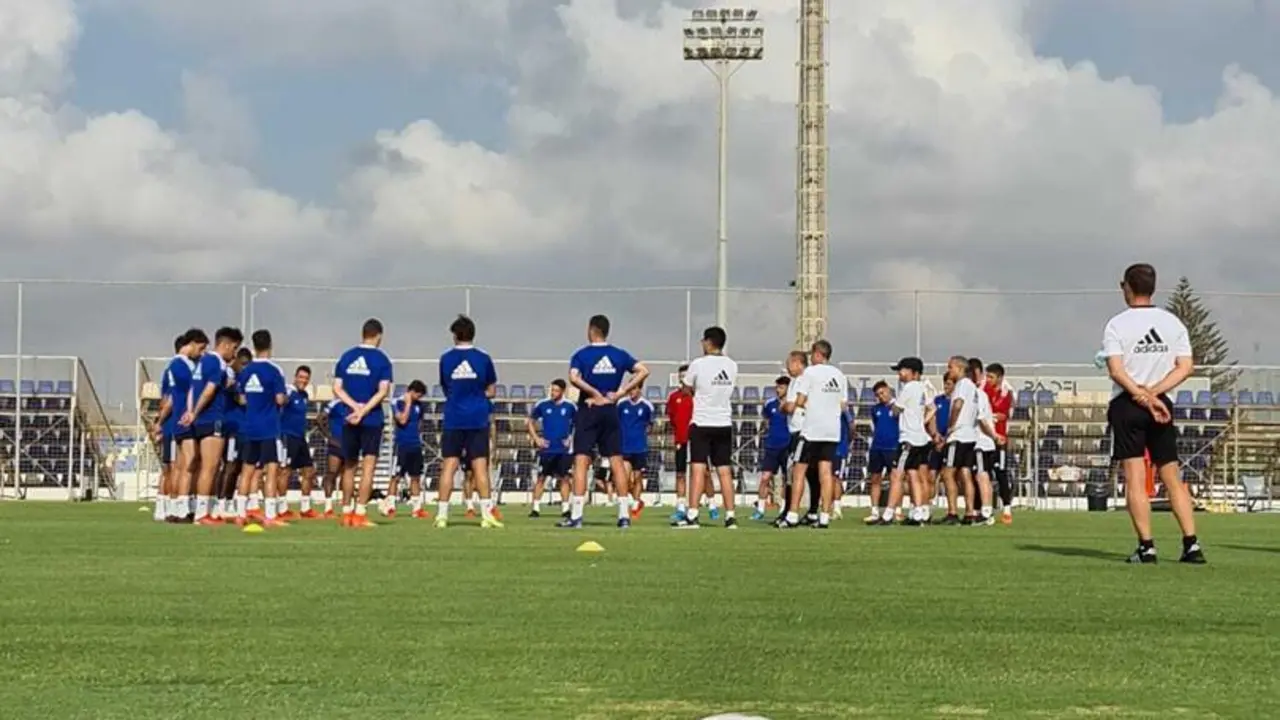 El Real Zaragoza en circulo en una charla de JIM. Foto: Real Zaragoza