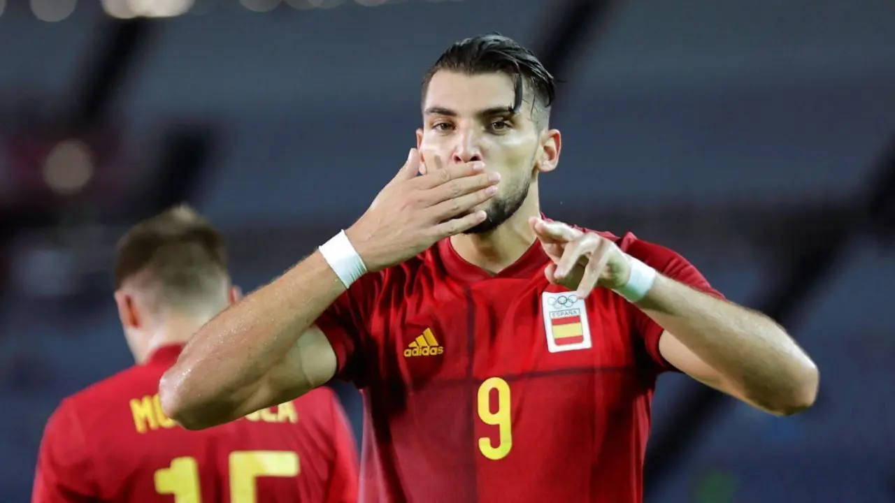 Rafa Mir celebra uno de los goles con la secci&oacute;n ante Costa de Marfil | Foto: Agencias