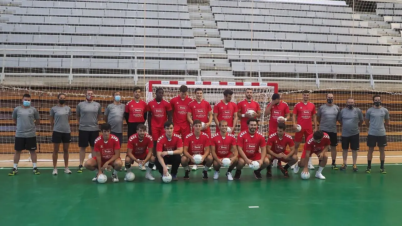 Jugadores del Bada Huesca y cuerpo t&eacute;cnico en el primer entrenamiento de la temporada 2021/22. Foto: C.Pascual