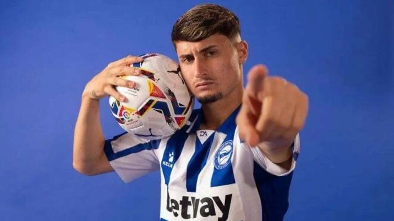 Borja S&aacute;inz con la camiseta del Deportivo Alav&eacute;s