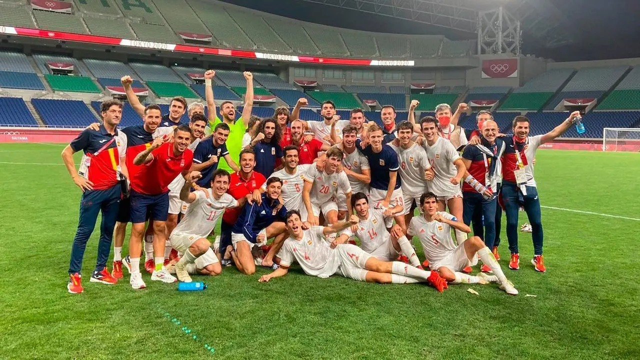 La selecci&oacute;n espa&ntilde;ola celebra el triunfo sobre el c&eacute;sped. Foto: @SeFutbol