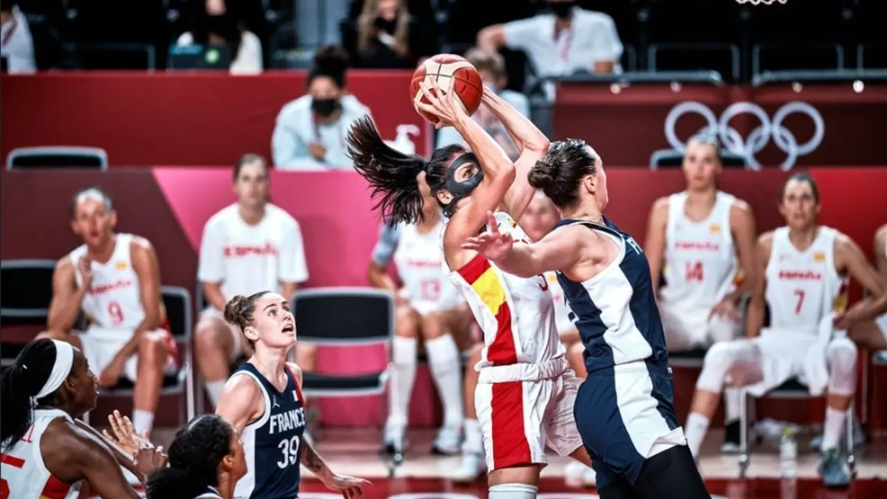 Cristina Ouvi&ntilde;a, en un complicado lanzamiento. Foto: FIBA