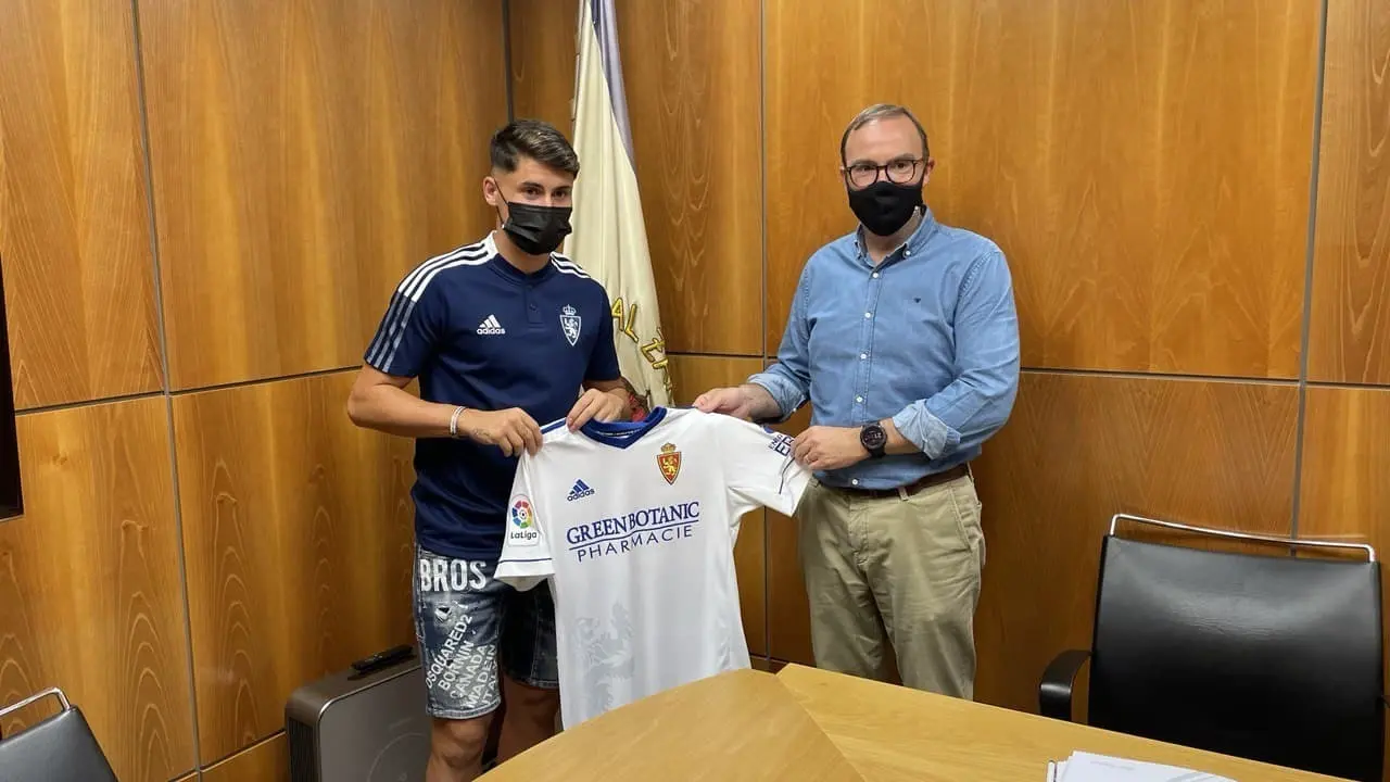 Borja Sainz posa junto a su nueva camiseta. Foto: Real Zaragoza
