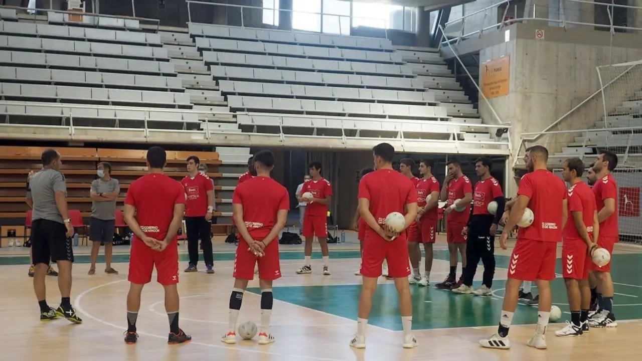 La plantilla del Bada Huesca escucha las palabras de Nolasco en el primer entrenamiento de la temporada 2021/22. Foto: C.Pascual