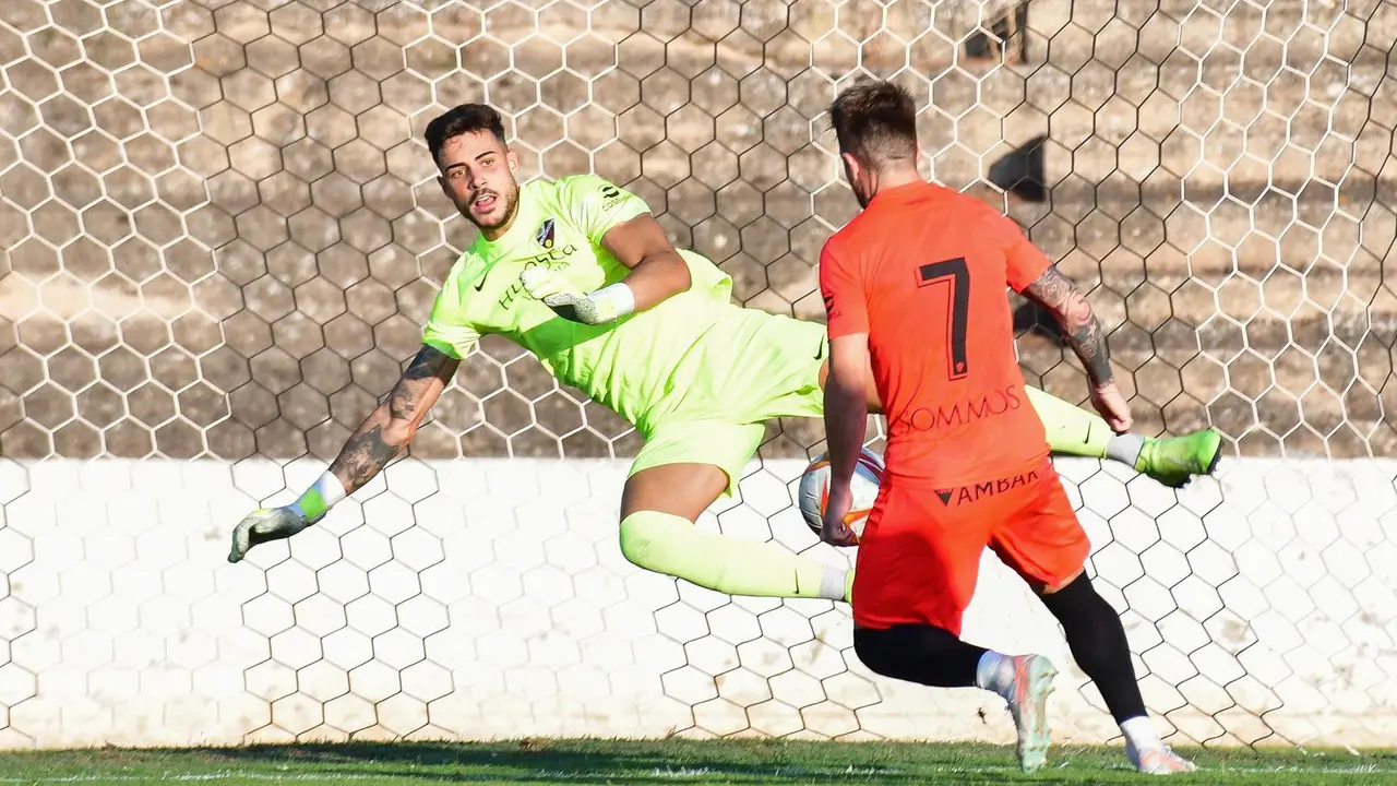 Varela, en la imagen protegido por Bufferini, firm&oacute; varias buenas intervenciones contra el Tudelano. Foto: SD Huesca