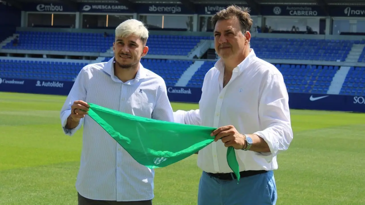 Ratiu con la pa&ntilde;oleta por San Lorenzo en compa&ntilde;&iacute;a de Manolo Torres. Foto: SD Huesca