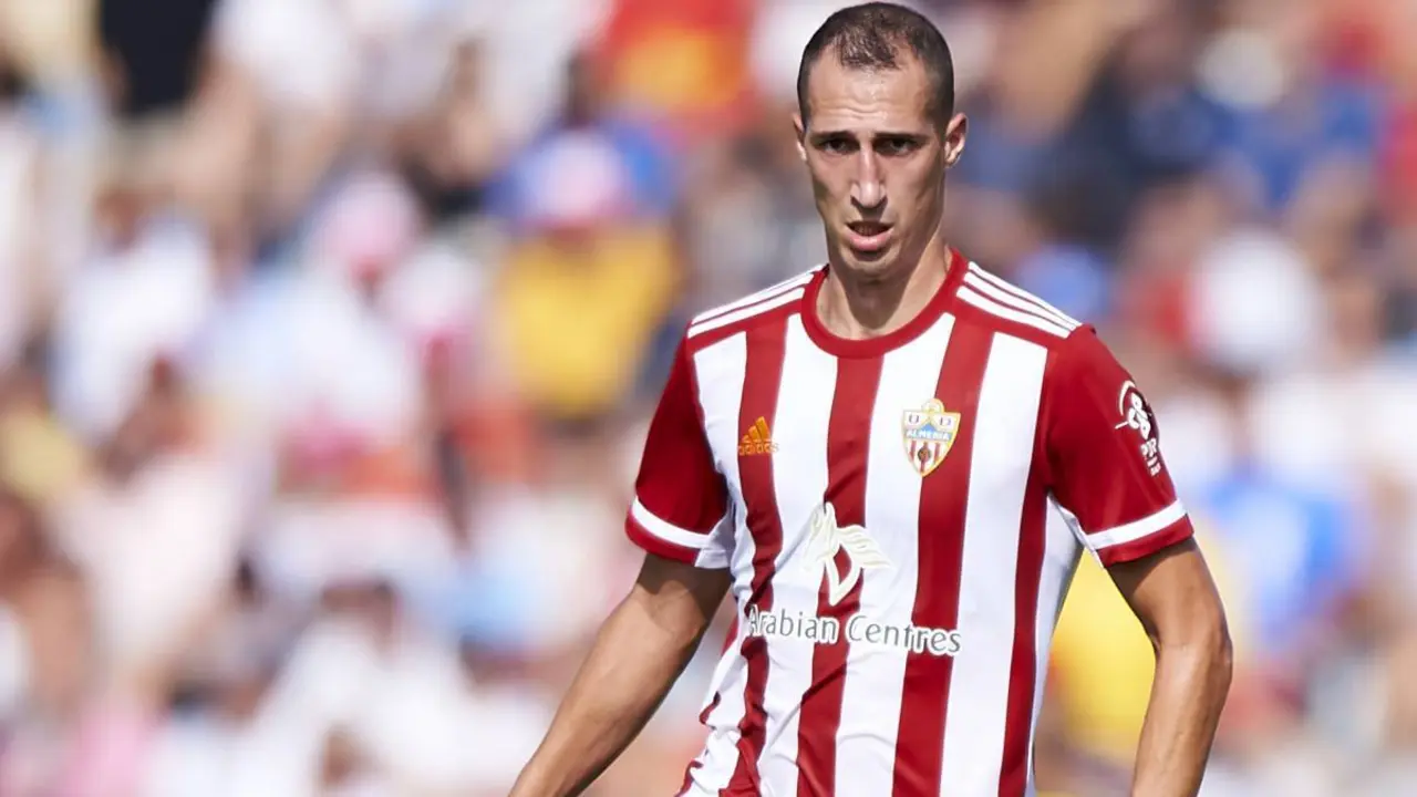Radosav Petrovic, con la camiseta del Almer&iacute;a, puede ser el tercer fichaje del Real Zaragoza para la temporada 2021/22. Foto: Cedida