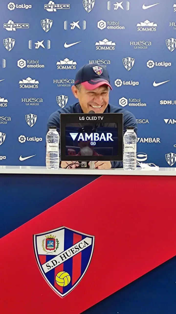 Nacho Ambriz, en la imagen, sonriente en la rueda de prensa previa al partido de la SD Huesca contra el &Eacute;ibar. Foto: A. L.