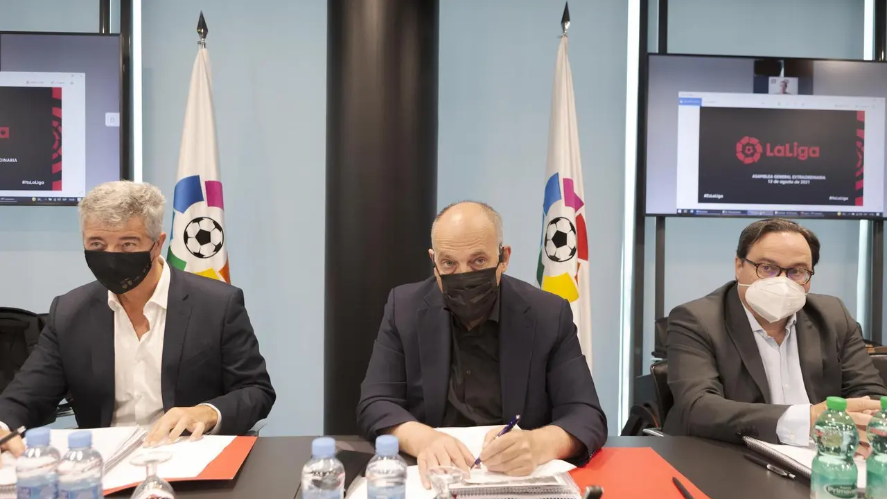 Javier Tebas, en el centro de la imagen, durante la asamblea. Foto: LaLiga