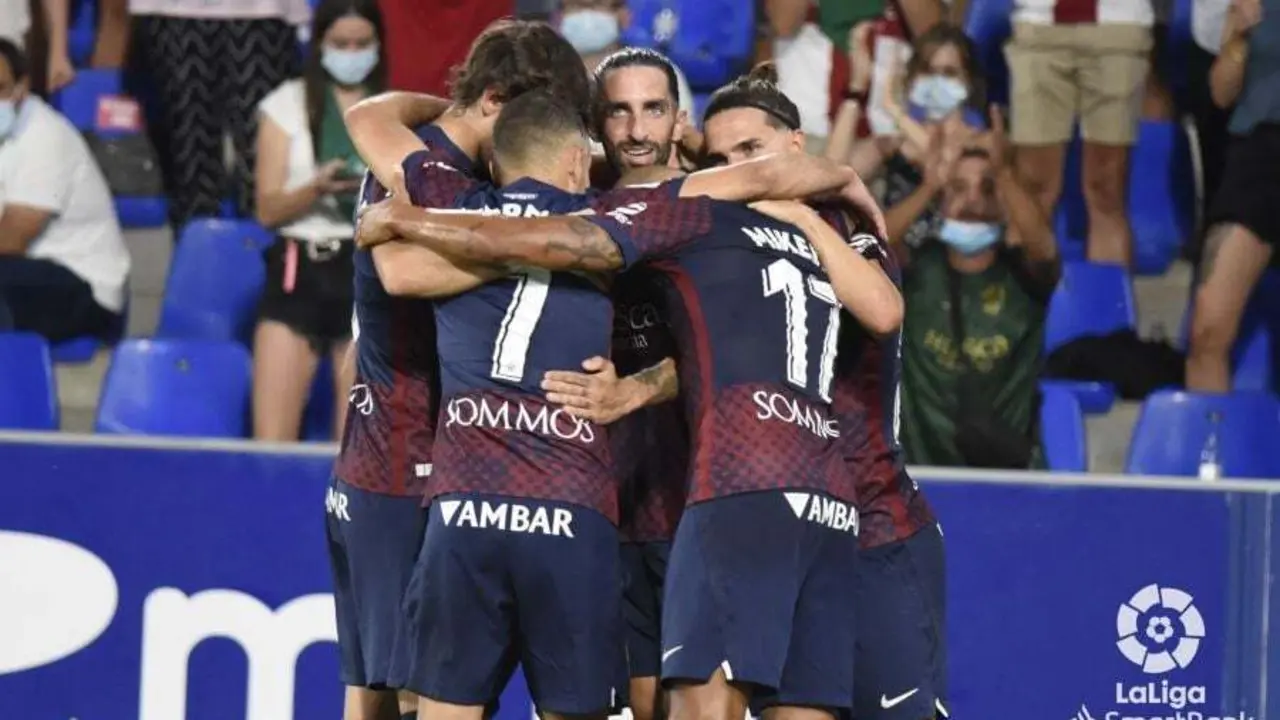 El equipo celebra el gol de Seoane contra el &Eacute;ibar. | Foto: SD Huesca