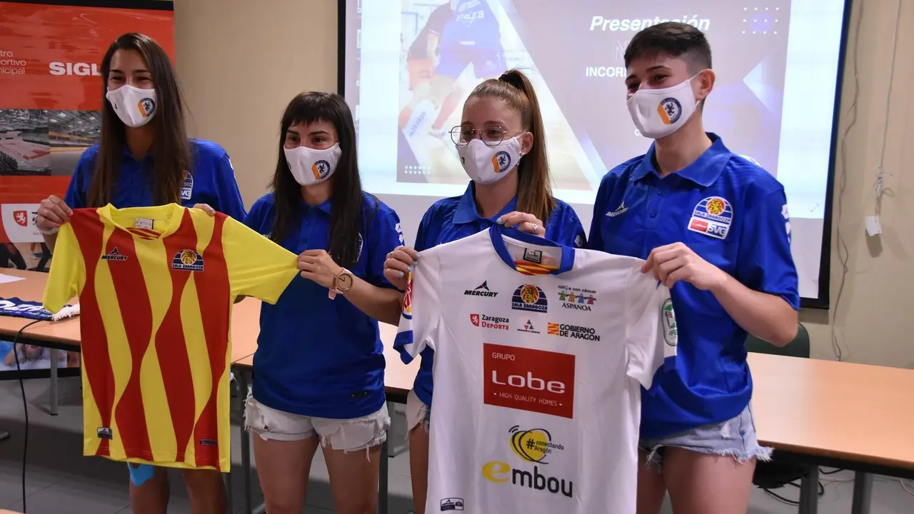 Las cuatro jugadoras, junto a la primera y segunda equipaci&oacute;n. Foto: Sala Zaragoza