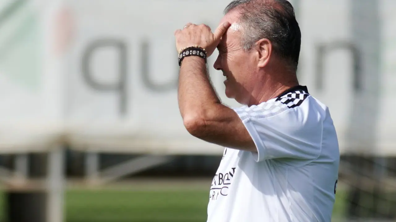 Jim analiza su pr&oacute;ximo once. | Foto: Real Zaragoza
