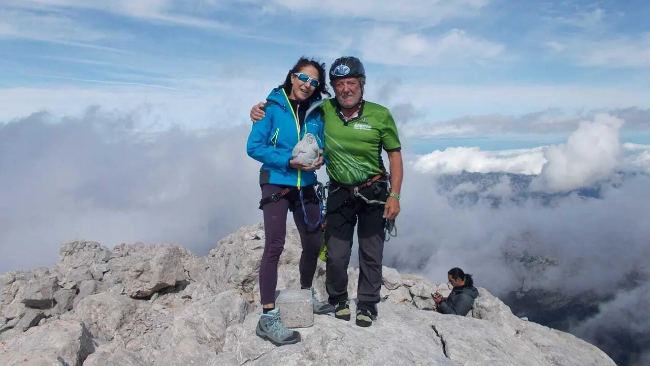Bernab&eacute; Aguirre en la cima del Urriellu con la gu&iacute;a Lina Quesada. Foto: FB Bernab&eacute; Aguirre