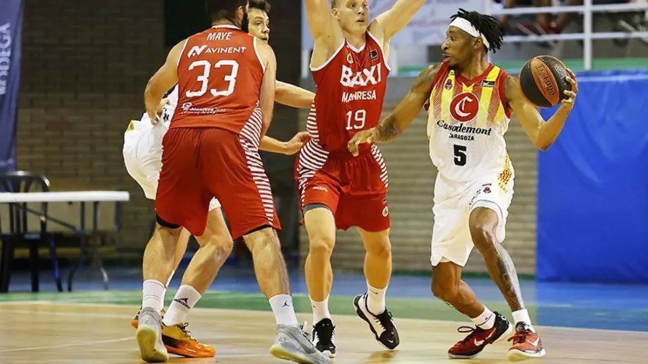 Stan Okoye busca una l&iacute;nea de pase. Foto: J. Alberch