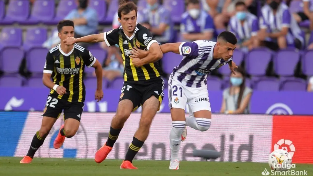 Francho defiende un bal&oacute;n ante el Real Valladolid | LaLiga