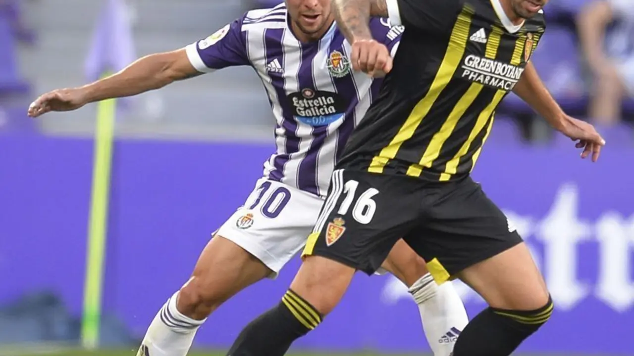 I&ntilde;igo Eguaras defiende un bal&oacute;n ante la presi&oacute;n de &Oacute;scar Plano en Zorrilla. Foto: LaLiga SmartBank