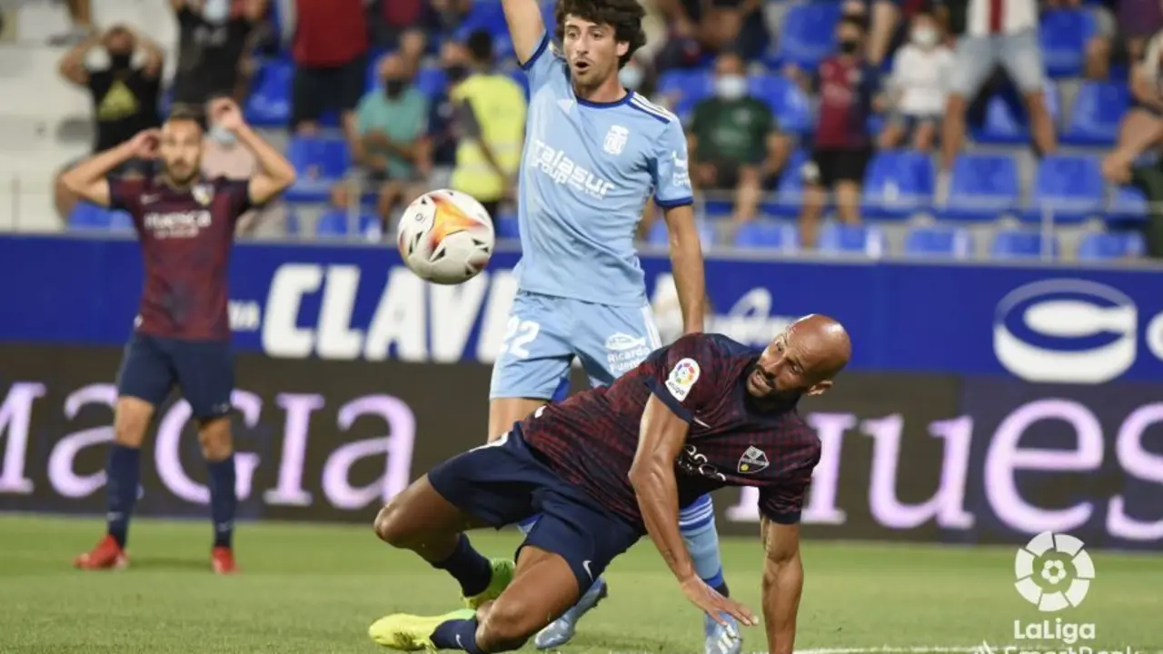 Mikel Rico y Juli&aacute;n Delm&aacute;s en el pasado Huesca-Cartagena. Foto: La Liga.